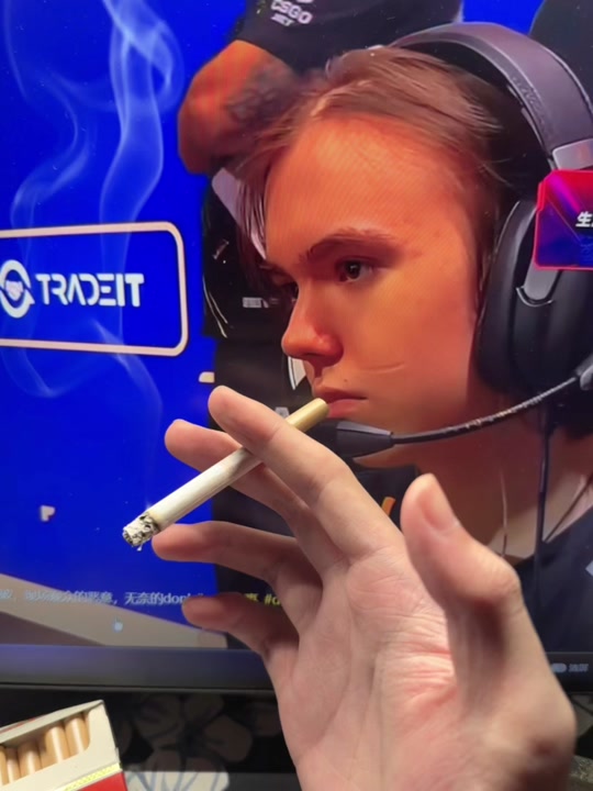 隐蔽骗术：揭秘“高科技变牌桌垫”如何通过液晶技术瞬间切换花色。（隐形作弊揭秘：液晶变牌桌垫如何瞬间切换牌面花色）